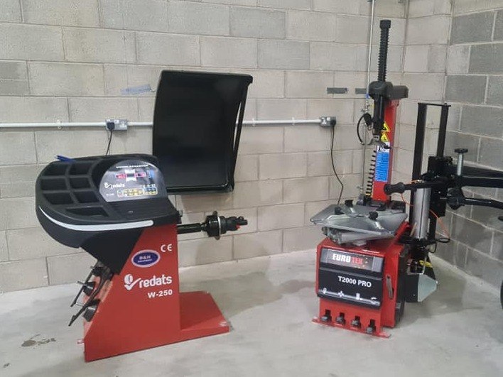 Tyre fitting machines
